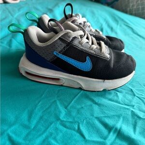 Nike Kids Black and Blue Sneakers with Green Accents